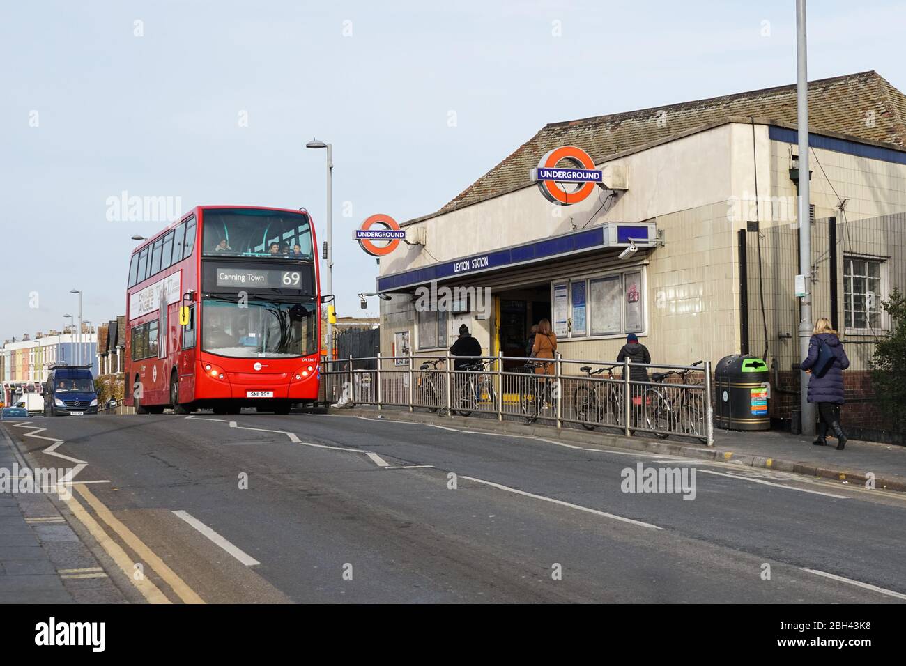 Ingresso alla stazione della metropolitana di Leyton, Londra Inghilterra Regno Unito Foto Stock