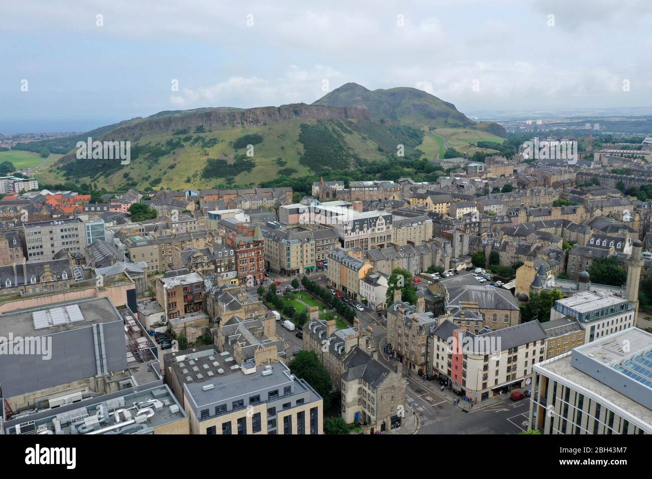 Vista aerea del drone del centro storico di Edimburgo Foto Stock