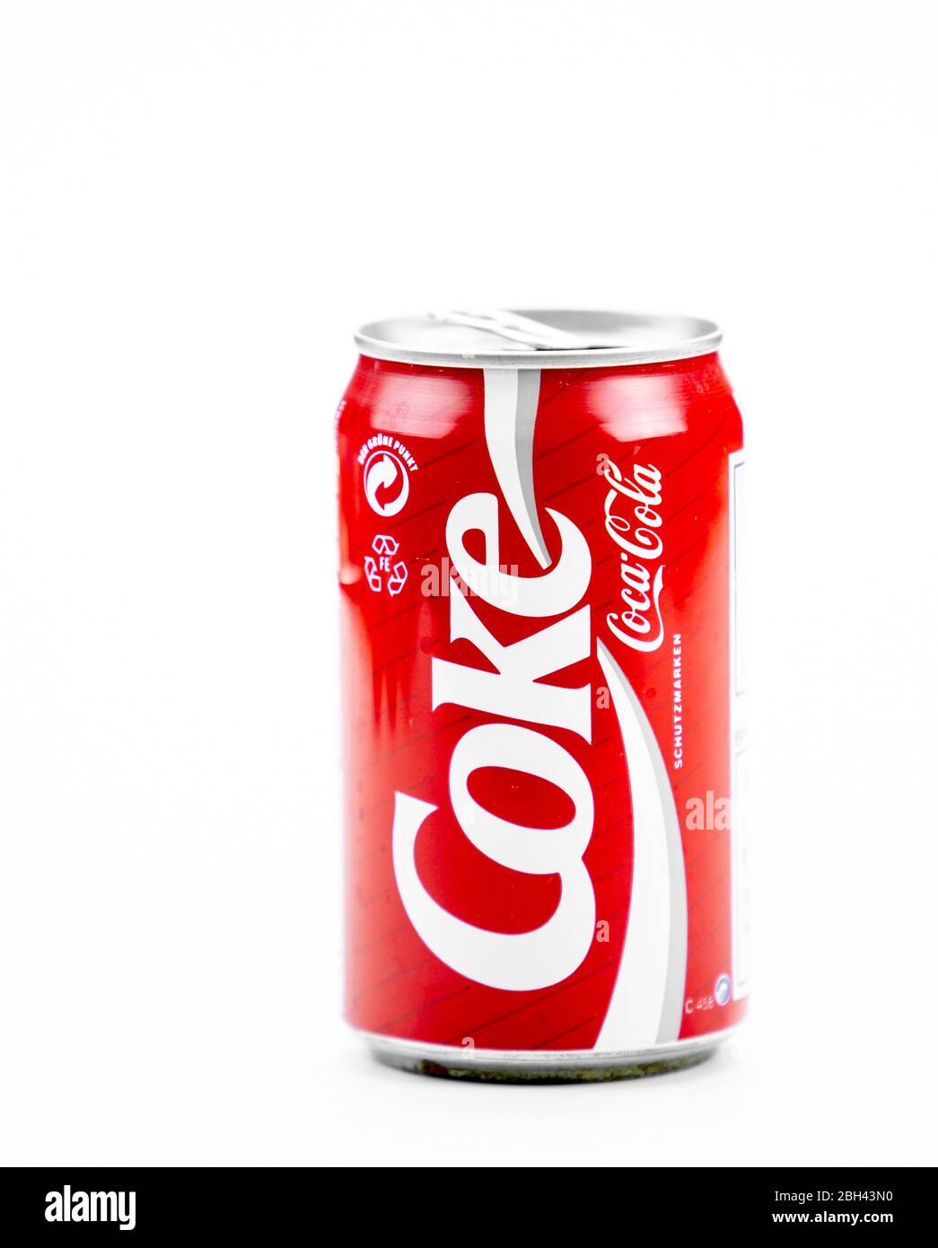 Atlanta, Georgia, USA 4 aprile 2020: Alluminio Coca-Cola può isolato su sfondo bianco Foto Stock