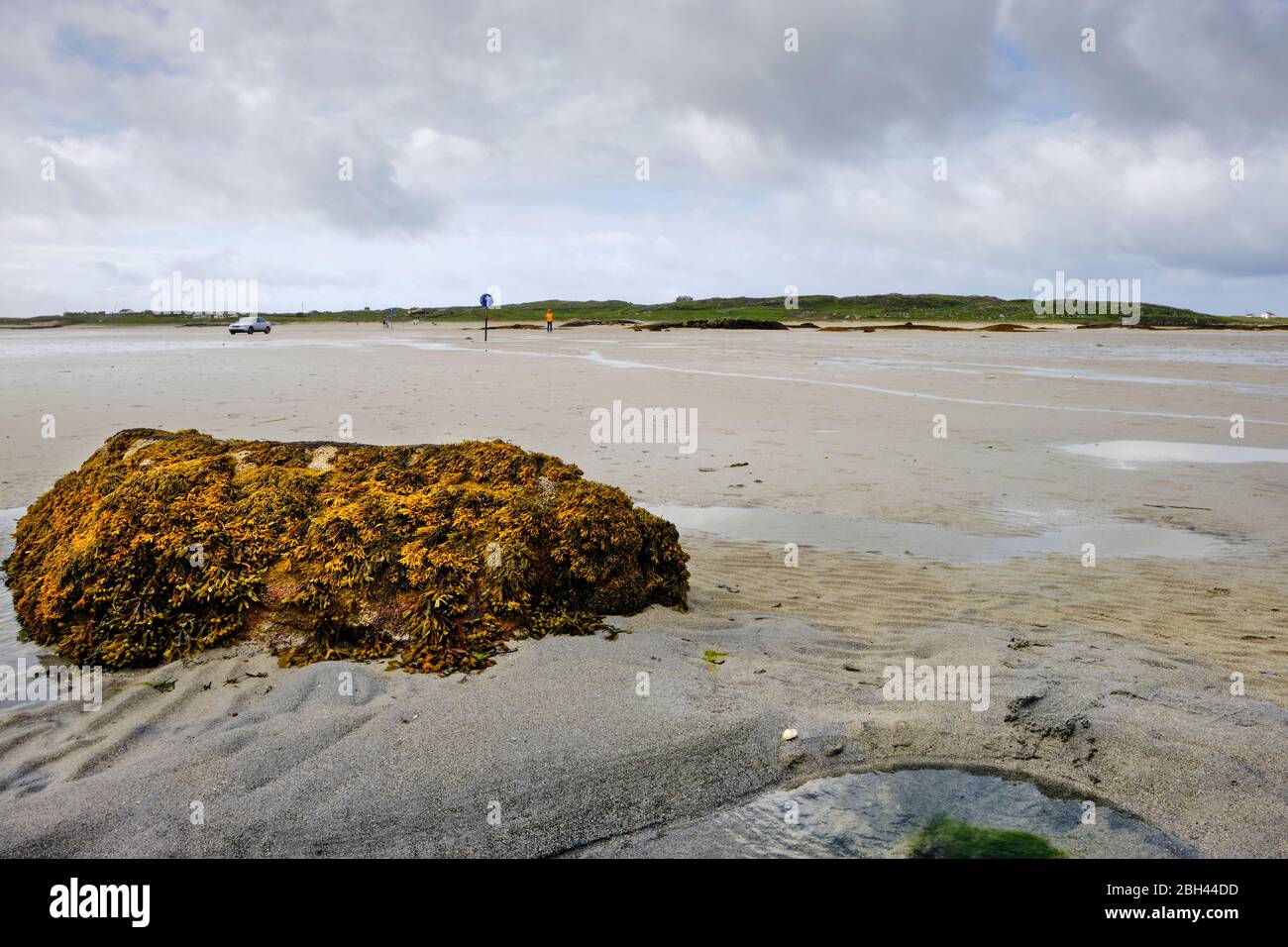 Il grande tratto di sabbia per raggiungere l'isola di Omey seguendo le indicazioni della freccia. L'isola di Omey è un'isola di marea situata vicino a Claddaghduff sulla ed occidentale Foto Stock