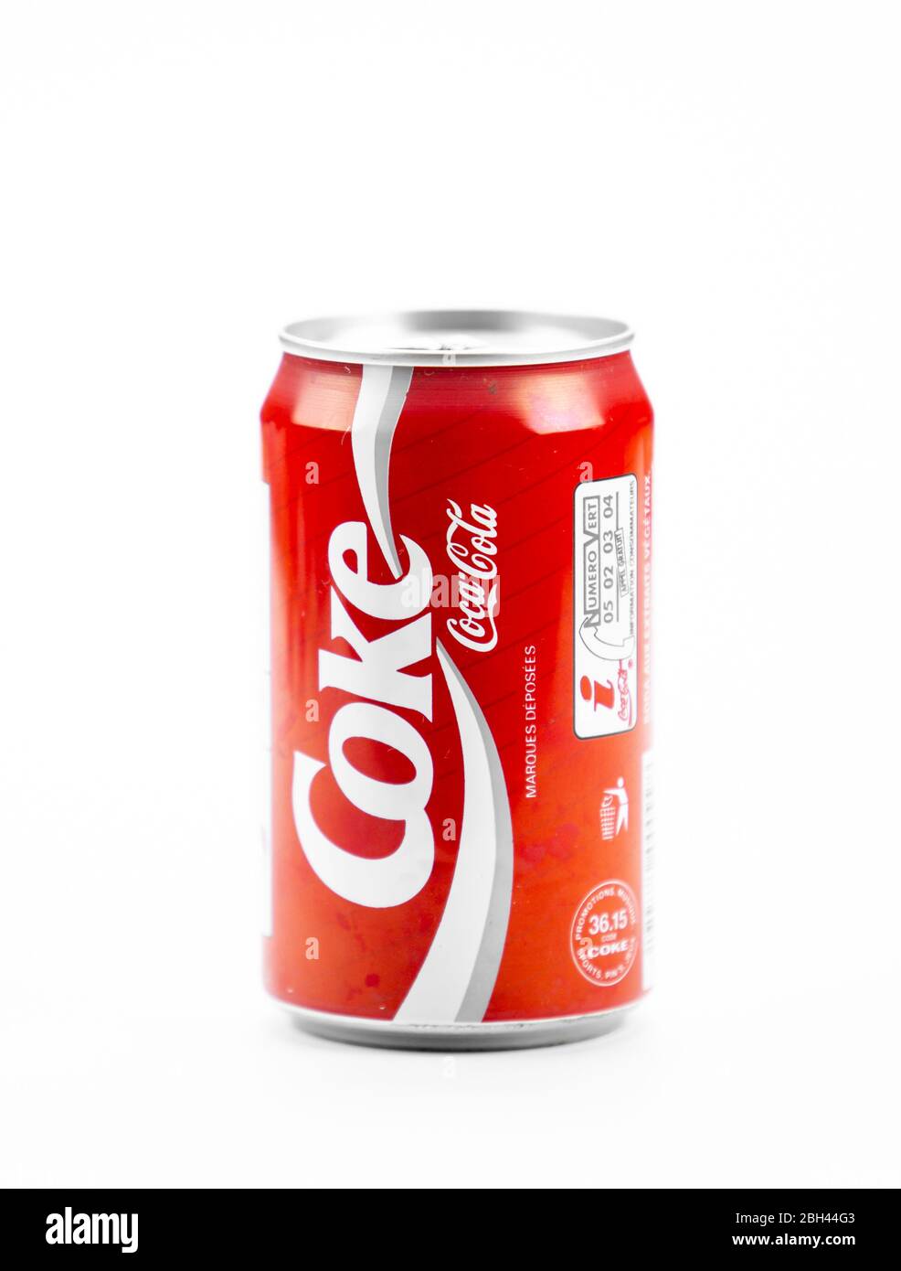Atlanta, Georgia, USA 4 aprile 2020: Alluminio Coca-Cola può isolato su sfondo bianco Foto Stock
