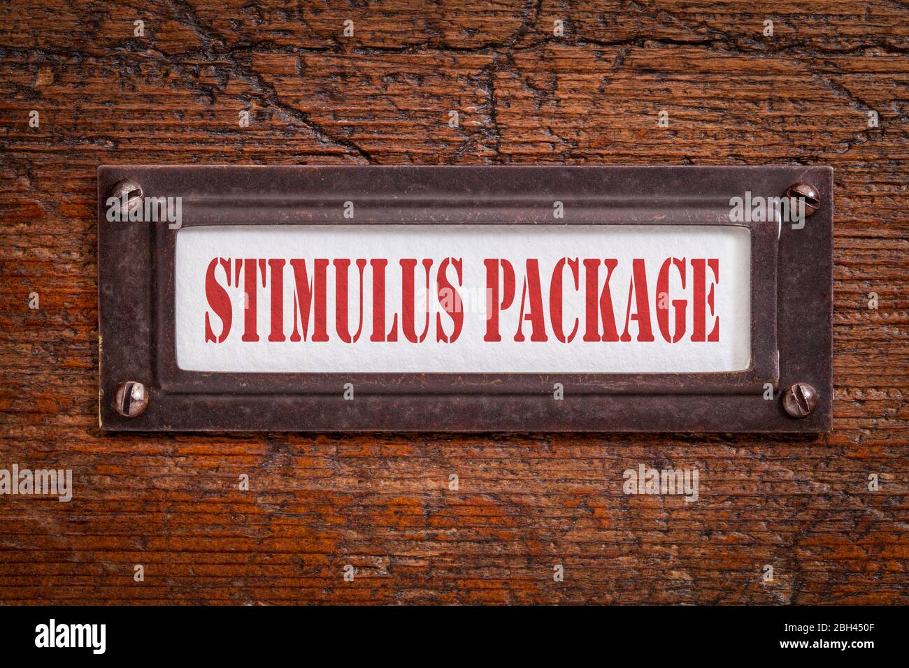 pacchetto di stimolo - un'etichetta su grunge legno armadio, 2020 coronavirus legge di rilievo durante covid-19 pandemia e recessione economica Foto Stock