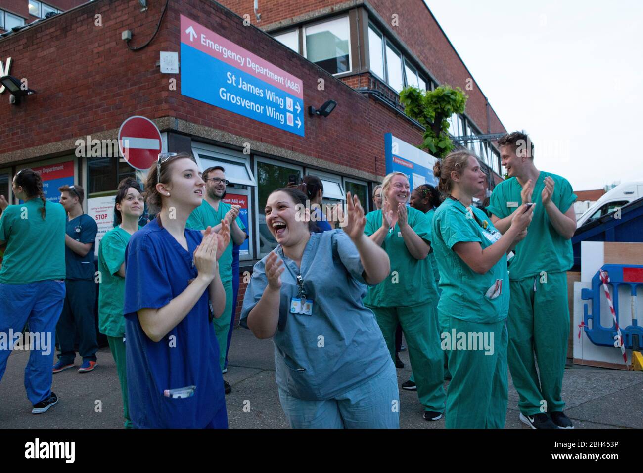 Londra, Regno Unito, 23 aprile 2020: Il personale medico e di supporto si è riunito presso la baia dell'ambulanza A&e presso il St George's Hospital di Tooting per unirsi a Clap per i nostri carers. Anna Watson/Alamy Live News Foto Stock