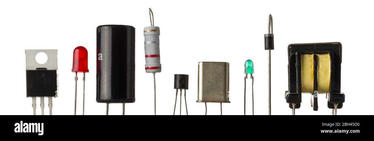 Diverse parti elettroniche o componenti isolati su sfondo bianco con resistori, condensatori, diodi, LED e transistor Foto Stock