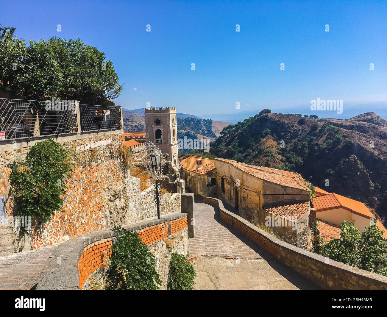 Bellissimo paesaggio di Savoca, Sicilia in Italia Foto Stock