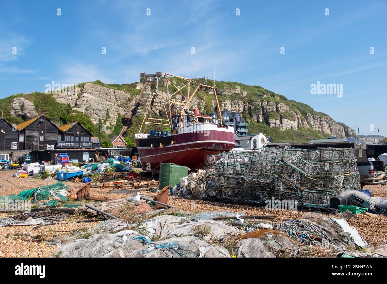 La barca da pesca Hastings è in fase di ristrutturazione sulla spiaggia di Old Town Stade a Rock-a-Nore, East Sussex, Regno Unito Foto Stock