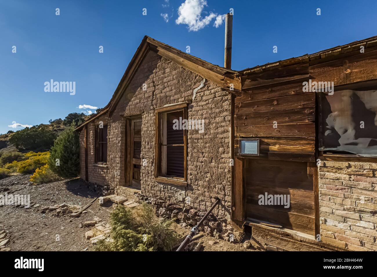Adobe House, dove viveva una nutrita famiglia, ora parte del Berlin-Ichthyosaur state Park, Nevada, USA Foto Stock