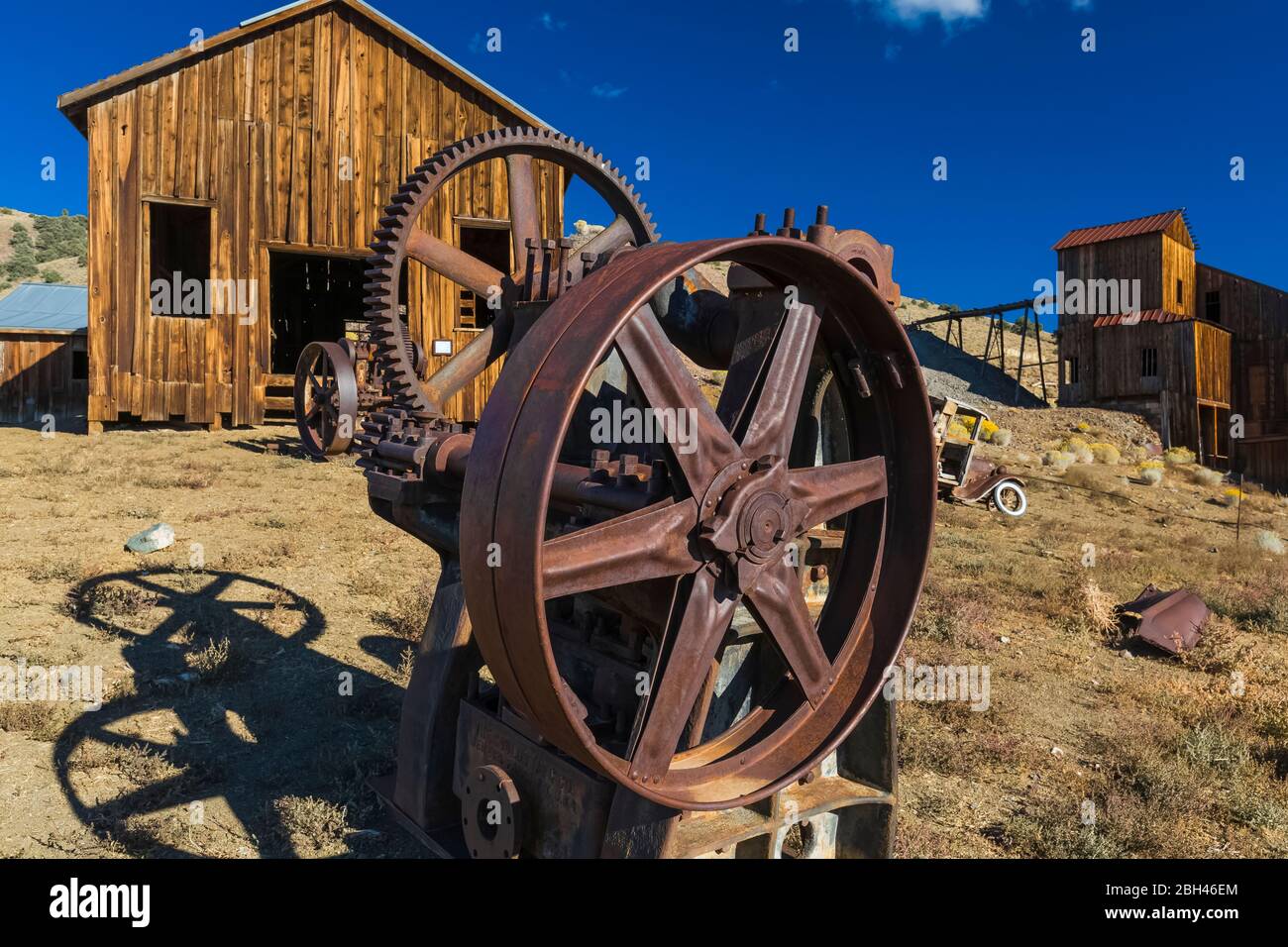 Vecchia macchina che utilizzava cinture e ingranaggi nella città fantasma conservata nel Berlin-Ichthyosaur state Park, Nevada, USA Foto Stock