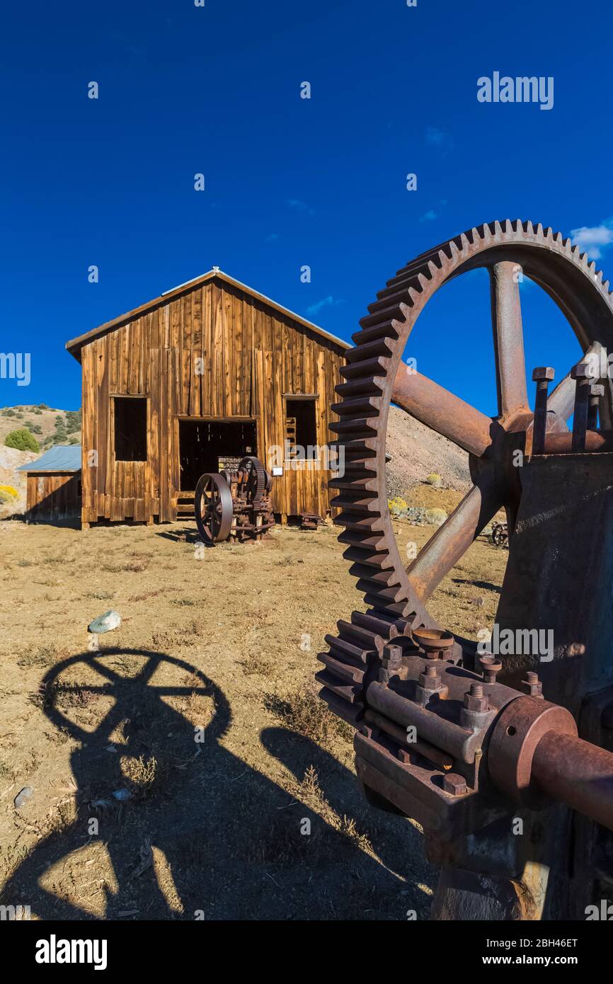 Vecchia macchina che utilizzava cinture e ingranaggi nella città fantasma conservata nel Berlin-Ichthyosaur state Park, Nevada, USA Foto Stock