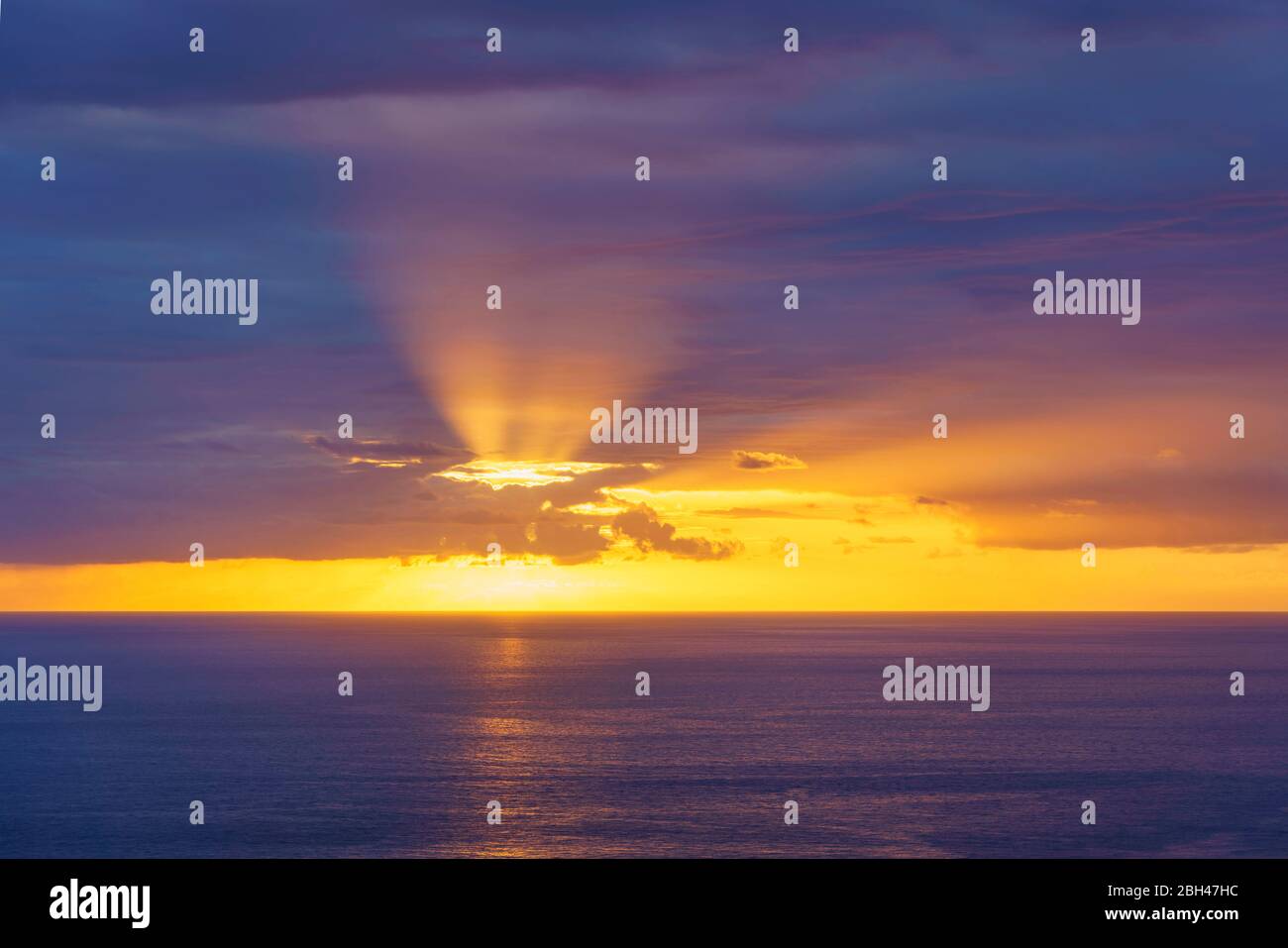 Luce di mano di Dio al tramonto sull'Oceano Pacifico a Kona Sud, Hawaii. Foto Stock