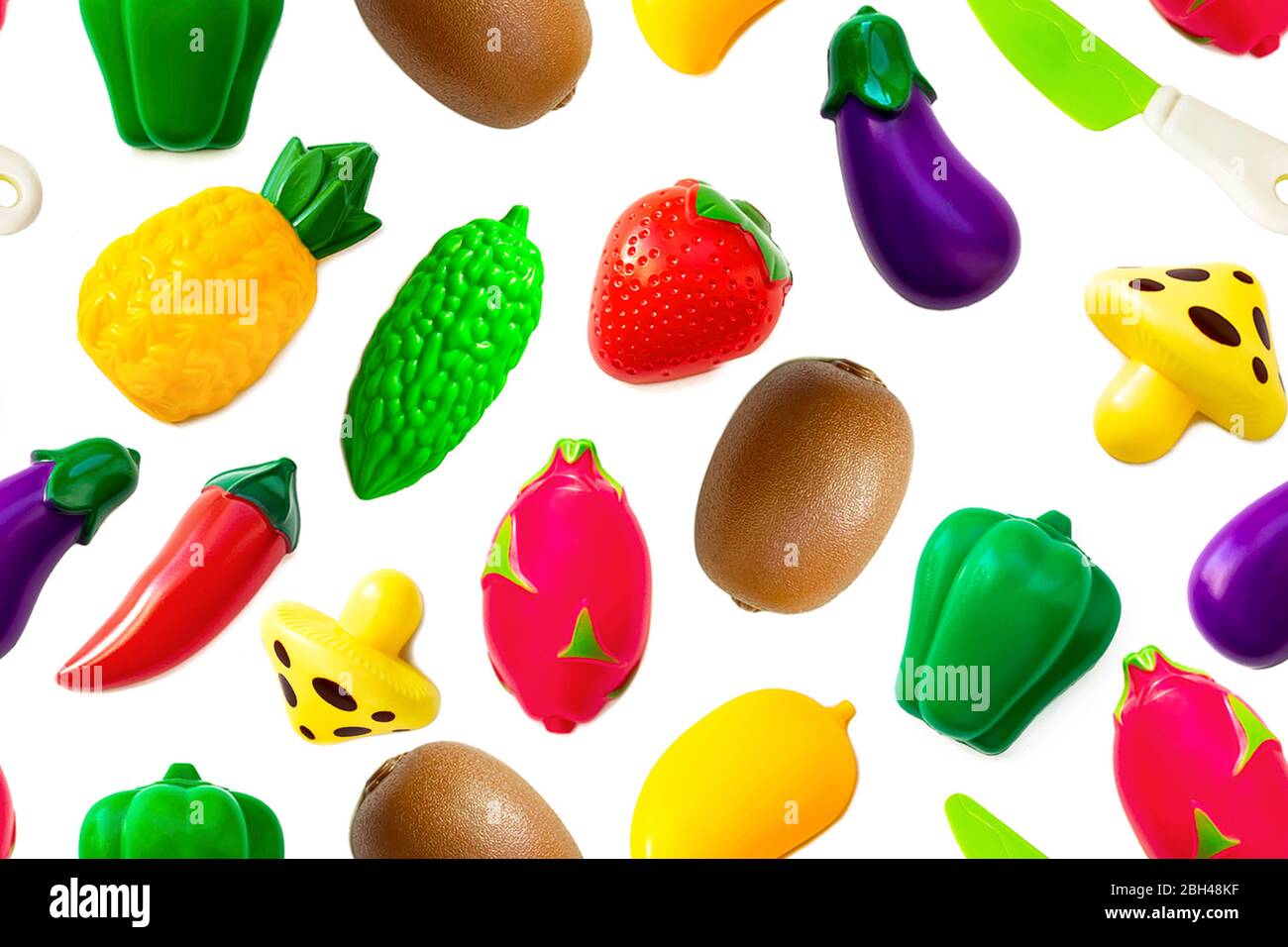 Modello. Set giocattolo di raccolta di frutta e verdura in plastica isolato su sfondo bianco. Frutta di plastica per il gioco. Giocare al negozio per bambini Foto Stock