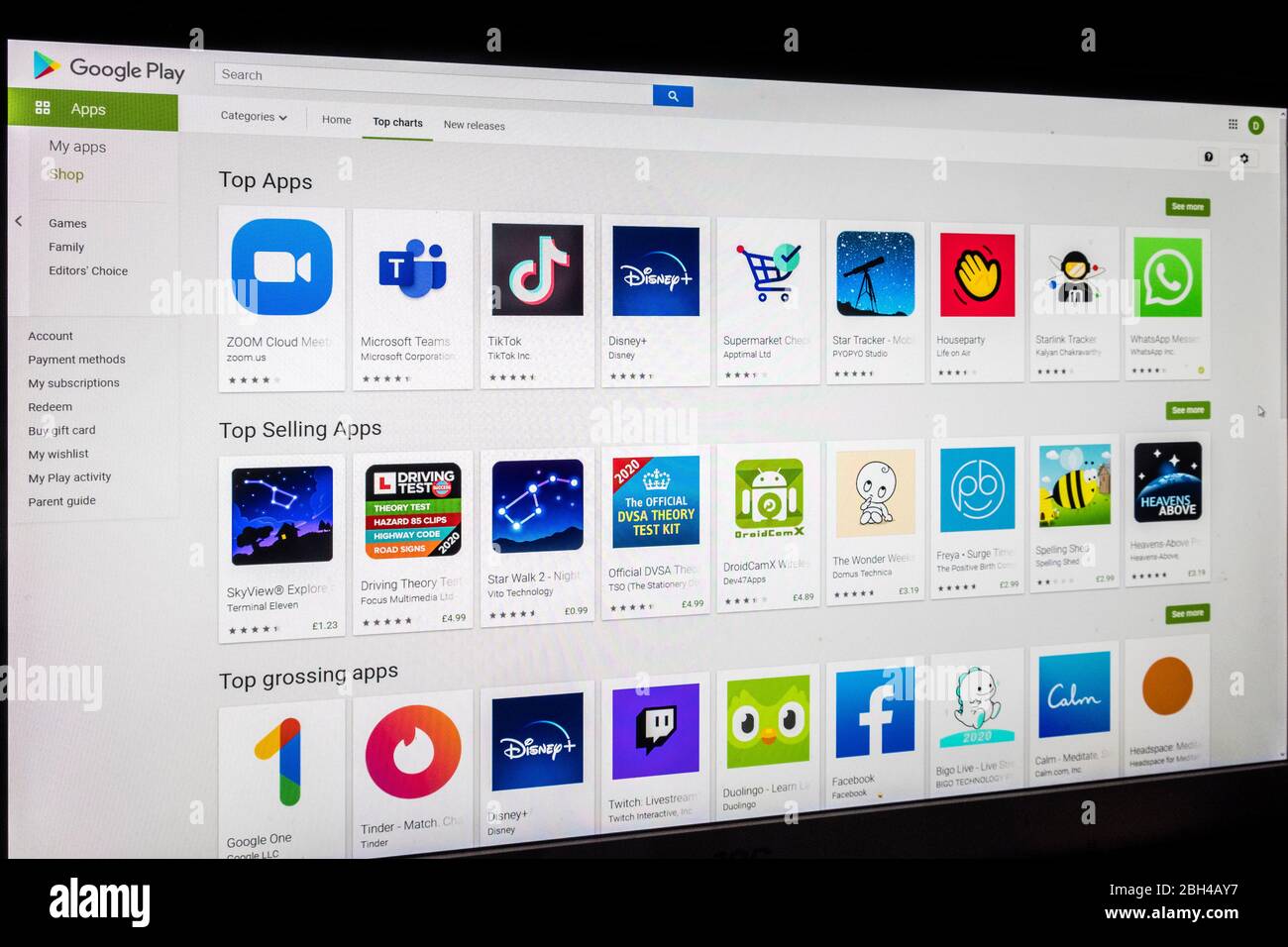 Le applicazioni principali del sito Web Google Play nell'aprile 2020 includono Zoom Cloud, Microsoft Teams e TikTok. Lo schermo del monitor del computer visualizza il sito Web con le applicazioni principali. Foto Stock