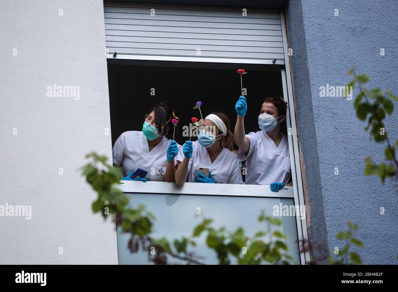 Gli infermieri tengono rose il giorno di Sant Jordi.fin dall'inizio della critica Covid 19, le persone hanno applauding operatori sanitari alle 8, le agenzie di polizia suono sirene e clap davanti agli ospedali per ringraziare gli operatori sanitari per i loro sforzi. Foto Stock