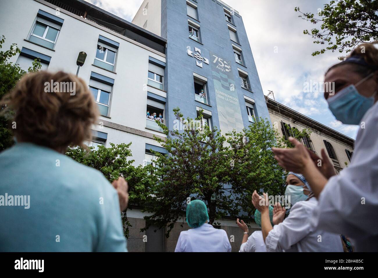 Gli operatori sanitari ritornano gli applausi a coloro che incoraggiano e mostrano affetto nei loro confronti durante il loro lavoro.Dall'inizio della critica del Covid 19, le persone applaudono gli operatori sanitari alle 8, le agenzie di polizia scompaiono sirene e si battono davanti agli ospedali per ringraziare gli operatori sanitari per i loro sforzi. Foto Stock