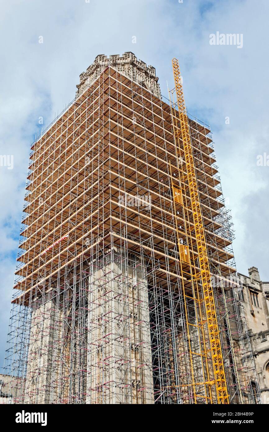 Bristol, Regno Unito, 10 marzo 2006. La torre del Wills Memorial Building presso l'Università di Bristol scompare dietro le impalcature in preparazione ai lavori di restauro. La torre, progettata da George Oatley e costruita tra il 1915 e il 1925, è in ferro-cemento rivestito in pietra di Bath. Foto Stock