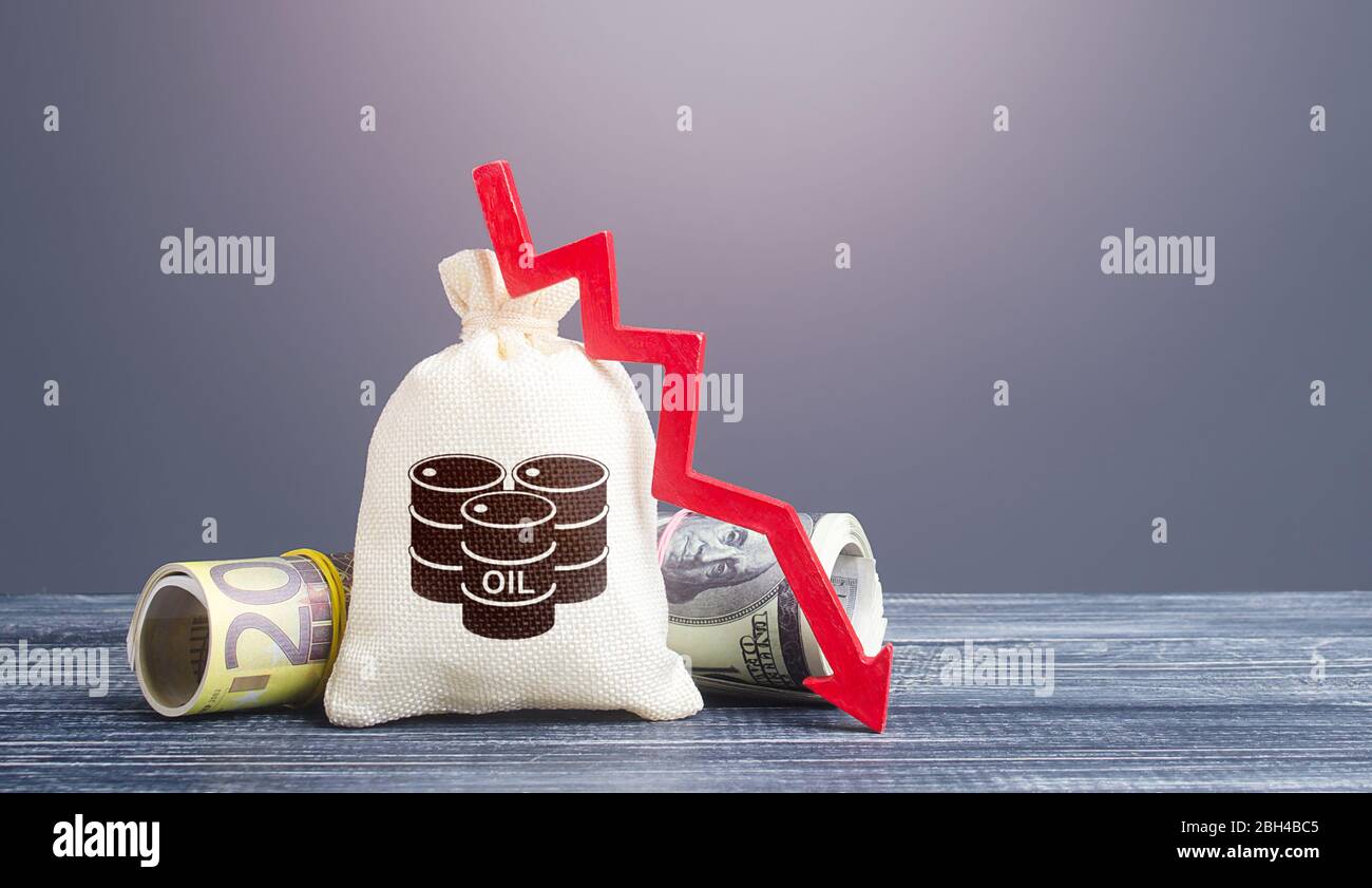 Sacchetto di barili di petrolio e una freccia rossa giù. Il calo dei prezzi mondiali del petrolio. Il prezzo dei futures scende a negativo. Bassa domanda di prodotti petroliferi, alta Foto Stock