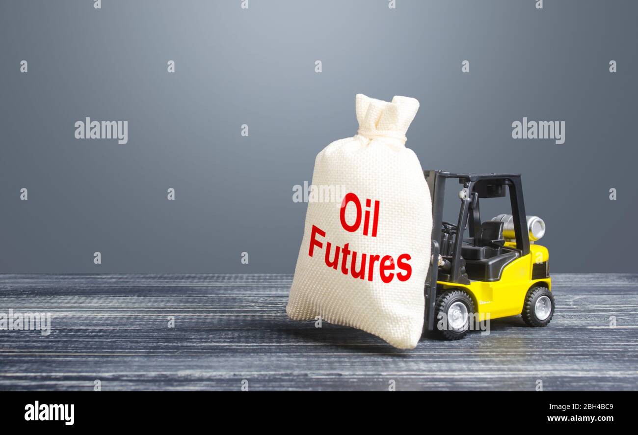 Un carrello elevatore a forche porta una borsa con futures Oil. Commercio e trasporto di petrolio. Mancanza di spazio di immagazzinamento e di eccesso di fornitura. Bassa richiesta. Grandi sconti e deferr Foto Stock