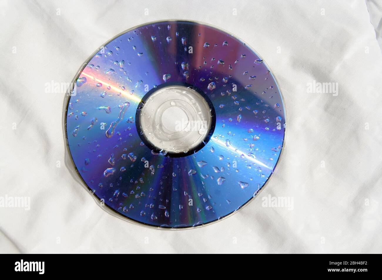 Disco CD bagnato. Disco DVD bagnato. Gocce di pioggia sul disco. Foto Stock