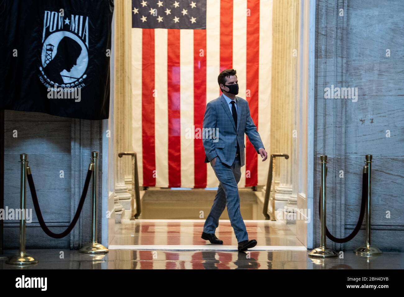 Washington, Stati Uniti. 23 aprile 2020. Rep. Matt Gatz, R-FL, attraversa la rotonda del Campidoglio degli Stati Uniti a Washington, DC, giovedì 23 aprile 2020. La Camera dovrebbe votare e approvare un piano di aiuti di 500 miliardi di dollari per Coronavirus che include fondi aggiuntivi per il programma di prestiti alle piccole imprese, nonché per gli ospedali e i test. Foto di Kevin Dietsch/UPI Credit: UPI/Alamy Live News Foto Stock