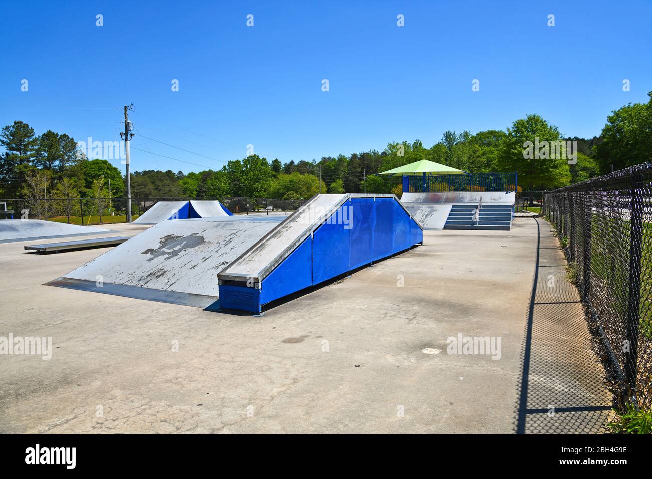 Empty Skateboard Park chiuso a causa delle distanze sociali durante la Pandemia Covid-19 negli Stati Uniti d'America Foto Stock