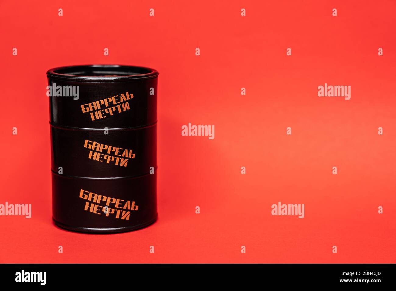 Barile di olio nero su sfondo rosso. Il prezzo al barile del petrolio scende sotto grafico. Andamento del mercato petrolifero. Infografica sul petrolio. Foto Stock