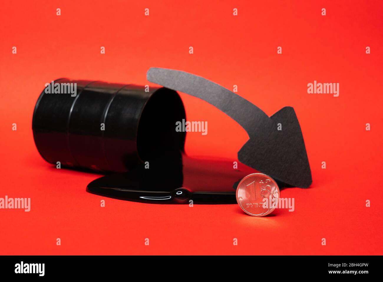 olio che fuoriesce dal barile con una moneta rubla e una freccia giù su uno sfondo rosso. Il prezzo al barile del petrolio scende sotto grafico. Andamento del mercato petrolifero. Petrolio Foto Stock