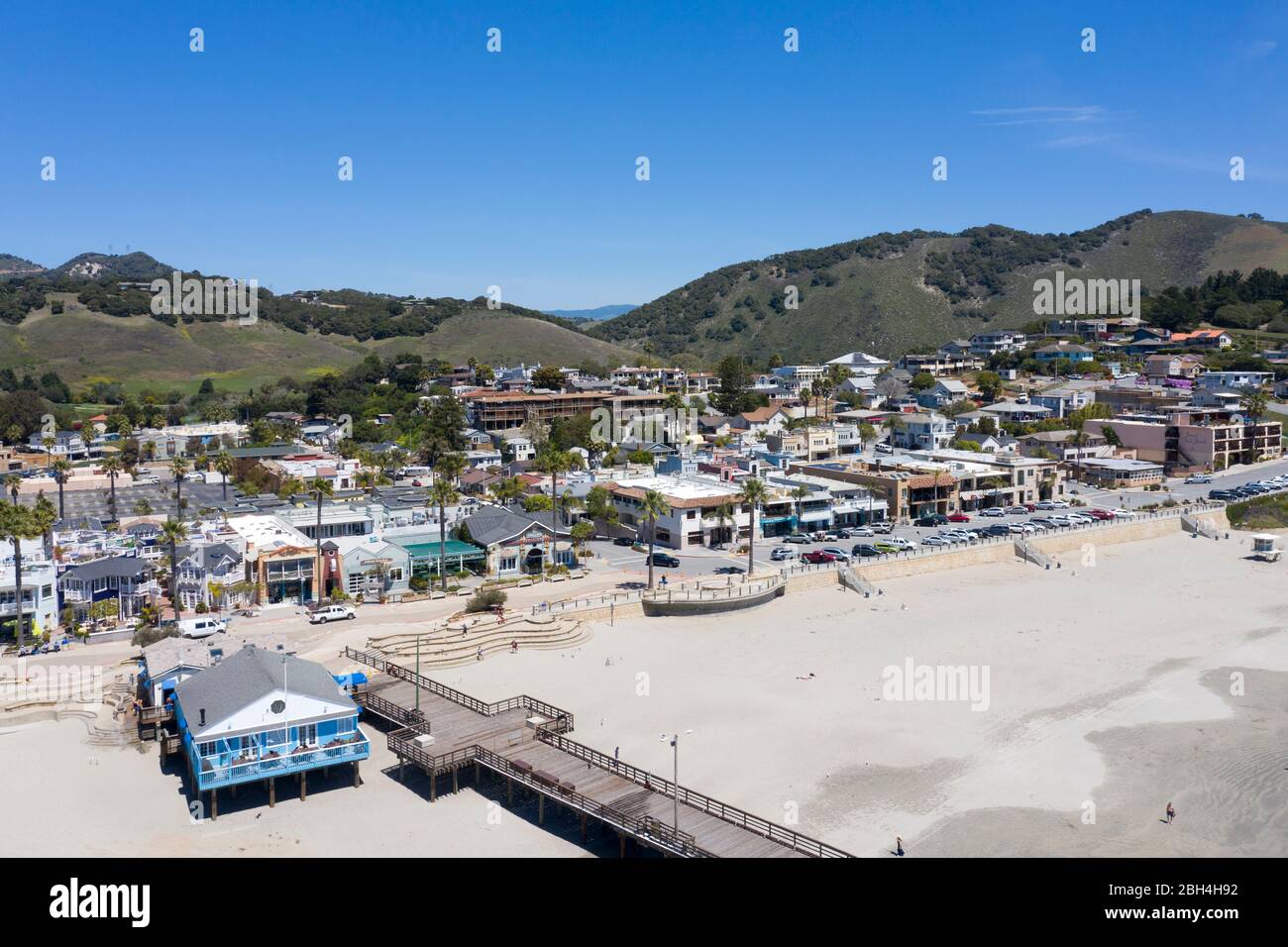 Vista aerea sopra la città Avila Beach sulla costa centrale della California Foto Stock