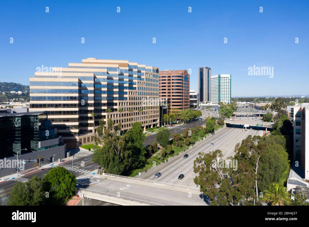 Vista aerea sopra il quartiere dei media e la sede centrale della Warner Brothers e l'autostrada 134 a Burbank, California Foto Stock