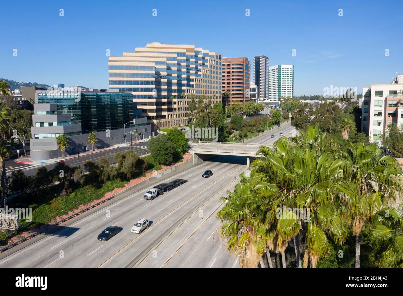 Vista aerea sopra il quartiere dei media e la sede centrale della Warner Brothers e l'autostrada 134 a Burbank, California Foto Stock