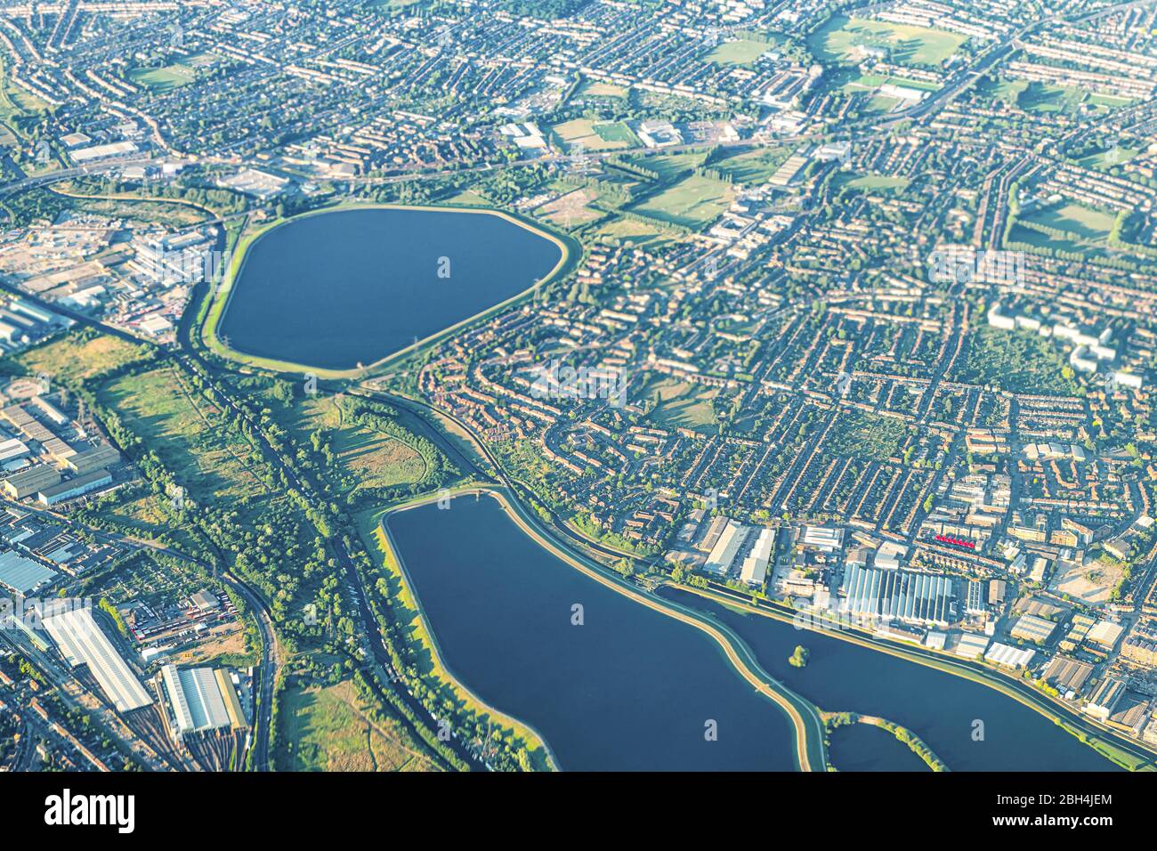 Angolo alto aereo sopra l'occhio di uccello drone vista da aereo sopra la città orientale di Londra in Regno Unito con case a schiera edifici e lago acqua i Foto Stock