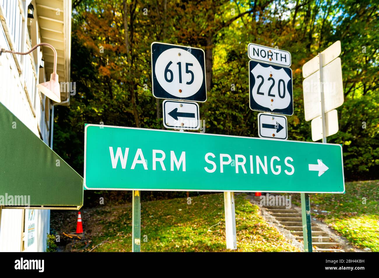 Hot Springs, città del centro degli Stati Uniti città villaggio nella campagna della Virginia con strada autostrada 615 e 220 indicazioni per Warm Springs e freccia Foto Stock