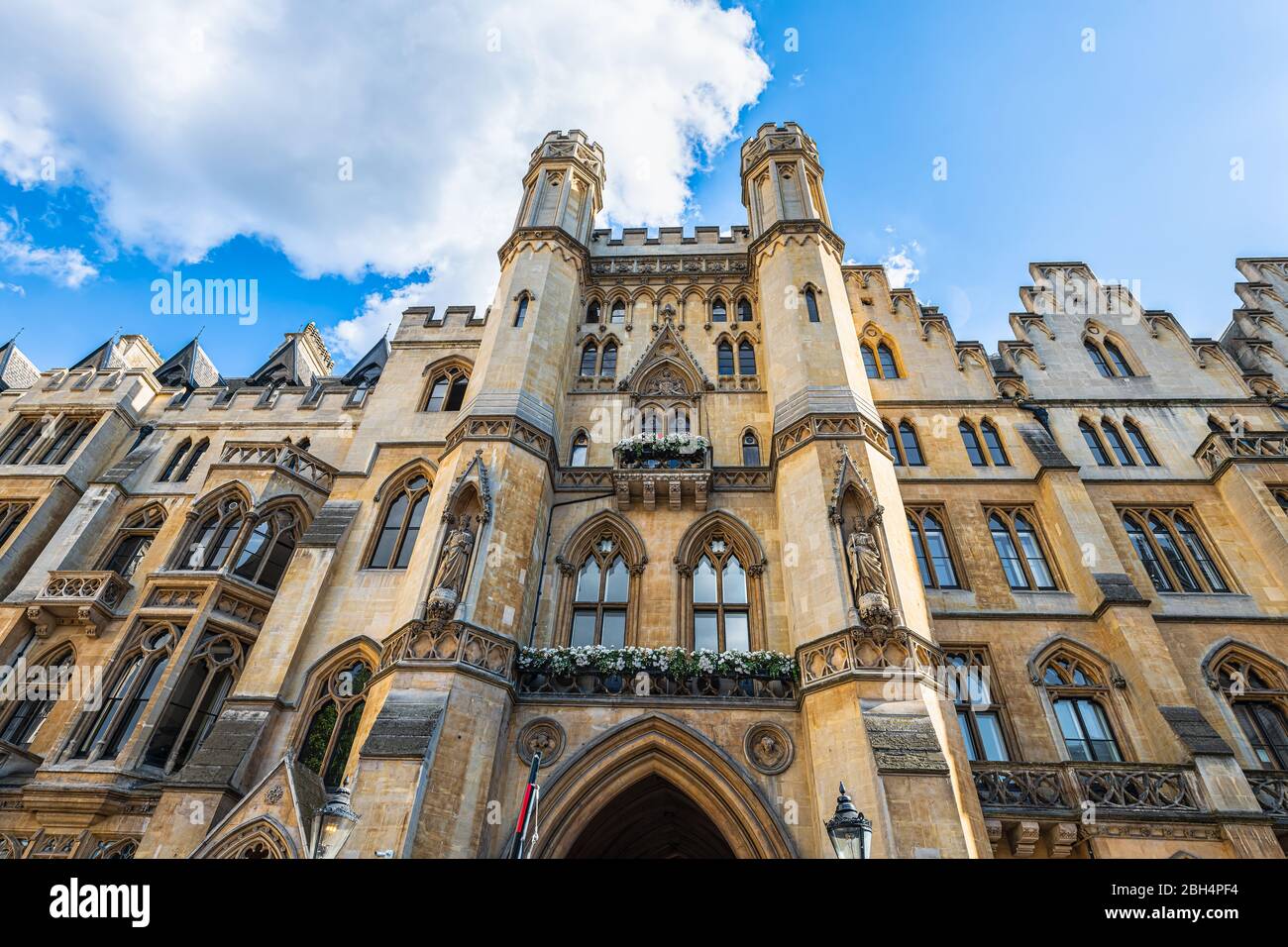 Londra, UK - 21 giugno 2018: Vista dell'architettura esterna grandangolare dello storico edificio dell'ufficio del procuratore generale con cielo blu e nessuno Foto Stock