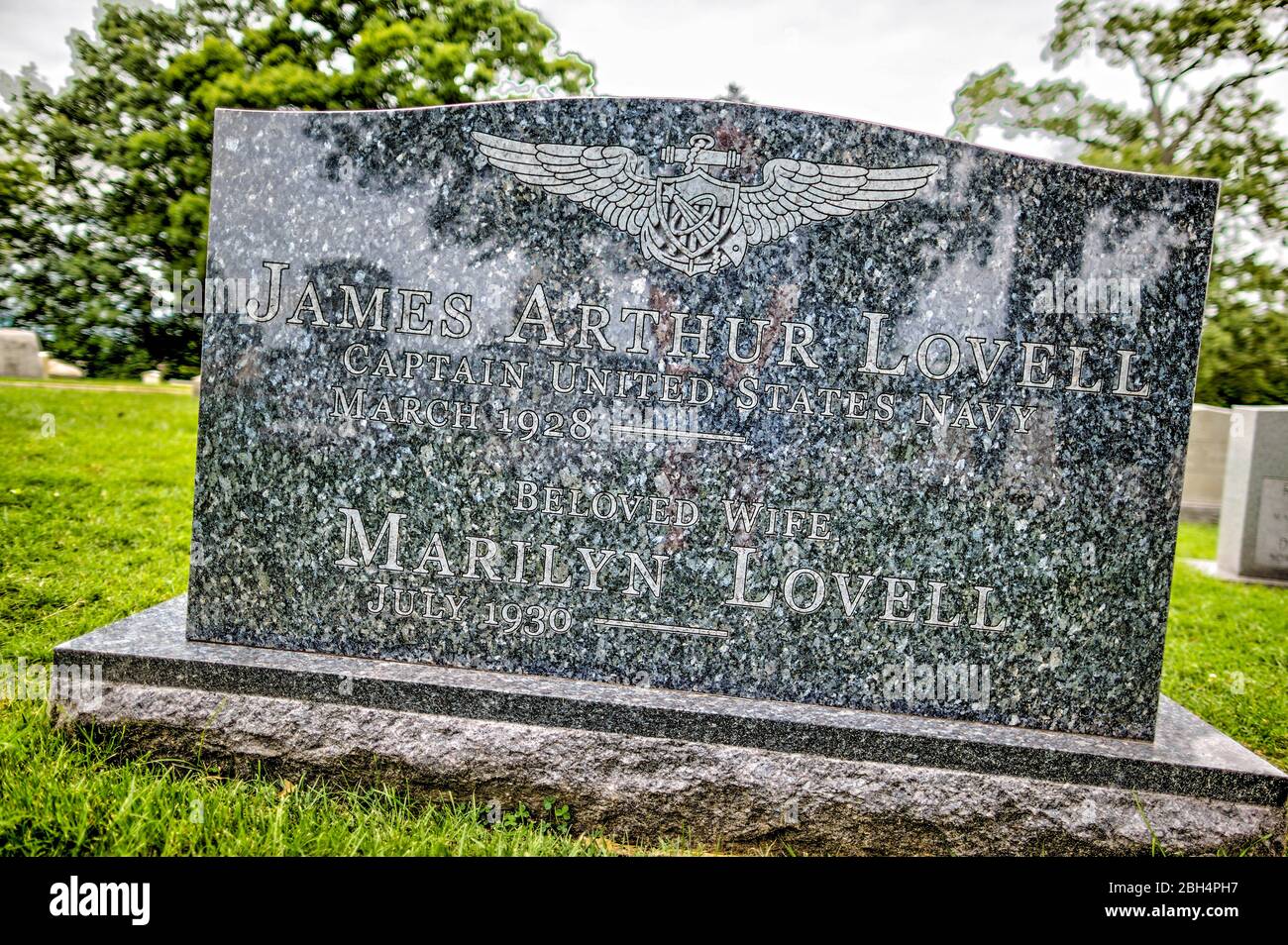 9 agosto 2019 - Annapolis, Maryland, USA - la pietra miliare del capitano JAMES LOVELL, Jr e MARILYN LOVELL al cimitero e colombarium dell'Accademia Navale degli Stati Uniti, fotografato venerdì 9 agosto 2019 ad Annapolis, Maryland. La lapide fu posta nel cimitero nel 2006 in preparazione al suo internamento. LOVELL fu il Comandante della missione lunare Apollo 13 del 1970 che, dopo un fallimento critico durante il tragitto, cerchiò intorno alla Luna e ritornò in sicurezza sulla Terra attraverso gli sforzi dell'equipaggio e del controllo della missione. LOVELL aveva precedentemente volato, Gem Foto Stock