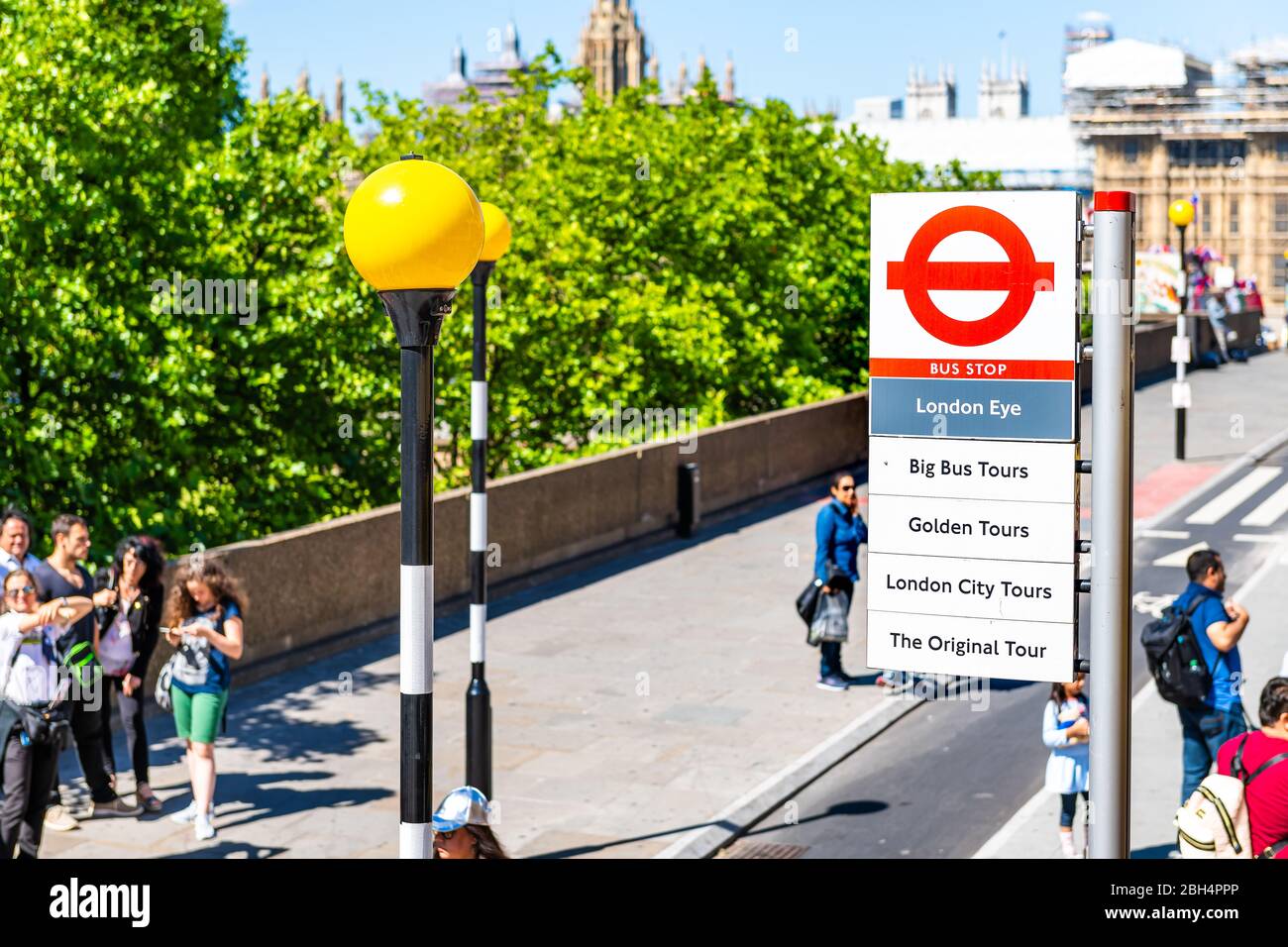Londra, UK - 22 giugno 2018: Vista sopra sulla fermata Big Bus con persone che camminano sul marciapiede della strada e indicazioni per London Eye Foto Stock