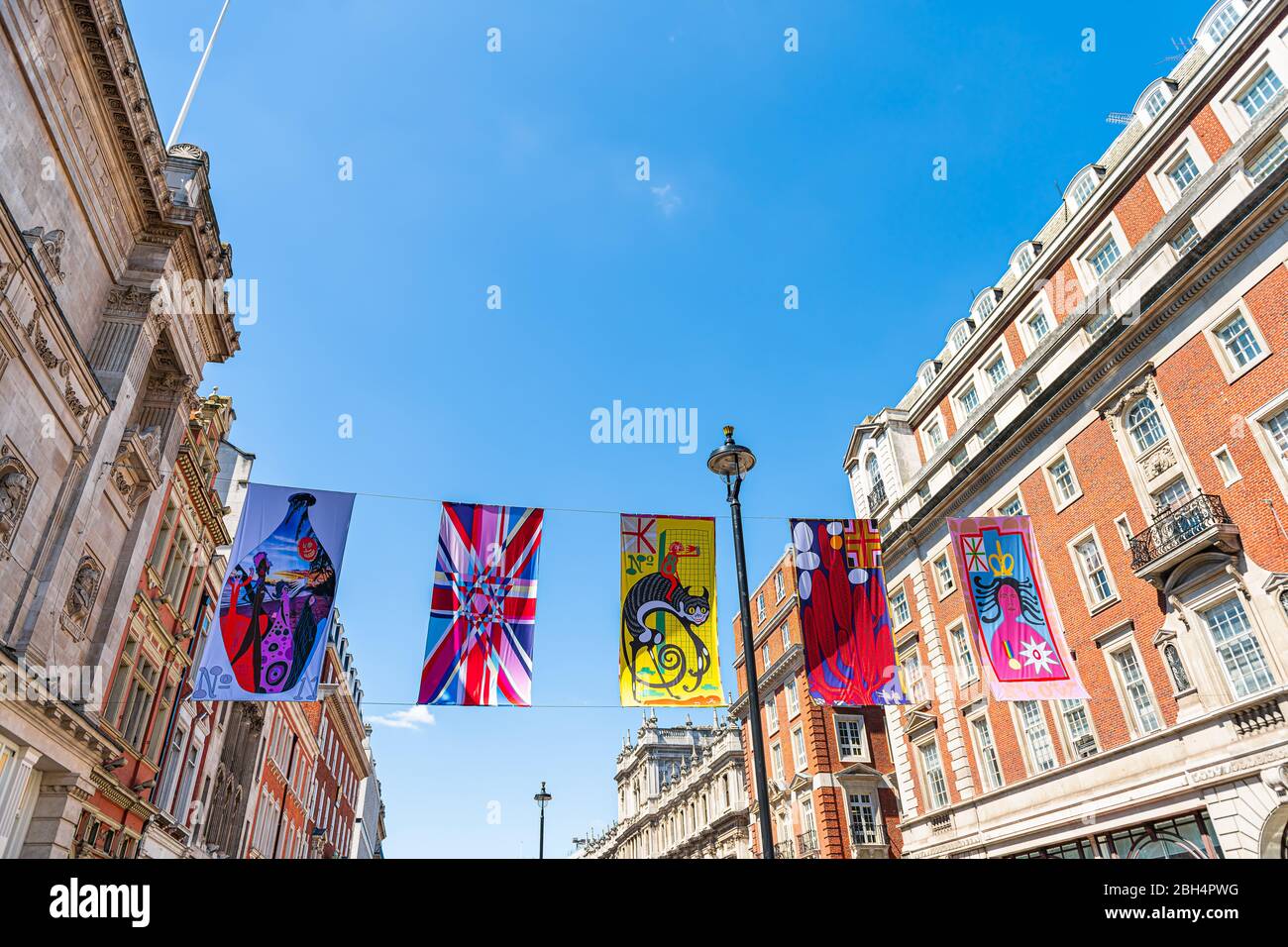 Londra, UK - 22 giugno 2018: Strada del circo Piccadilly con Accademia reale delle arti mostra striscioni contro il cielo blu e architettura storica al sole Foto Stock