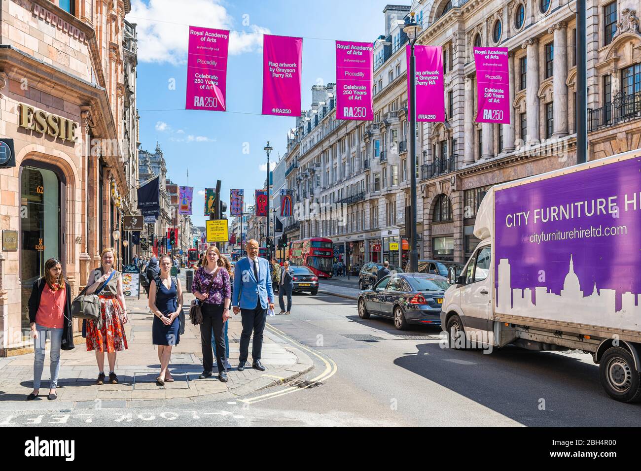 Londra, UK - 22 giugno 2018: Strada del circo Piccadilly con l'Accademia reale delle arti mostra striscioni e architettura storica nei giorni di sole e la gente Foto Stock