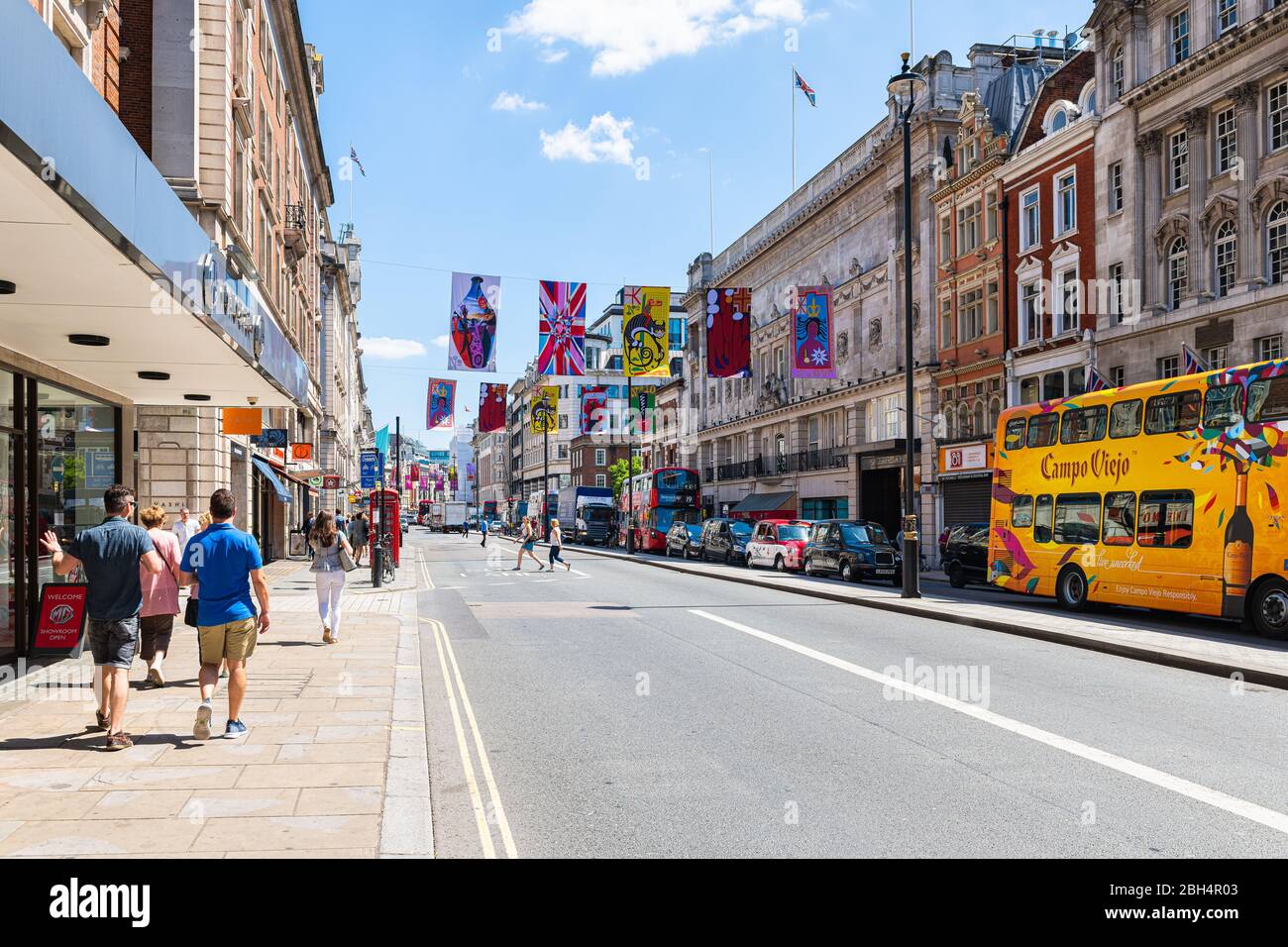 Londra, UK - 22 giugno 2018: Piccadilly circus Road con Accademia reale di arti mostra striscioni e architettura storica nel giorno di sole e la gente Walkin Foto Stock