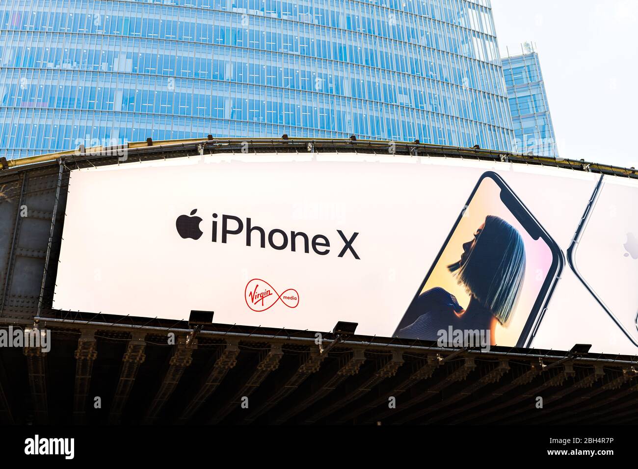 Londra, UK - 22 giugno 2018: Pubblicità Affissioni per iPhone X e Virgin Media e sfondo di un moderno grattacielo edificio Foto Stock