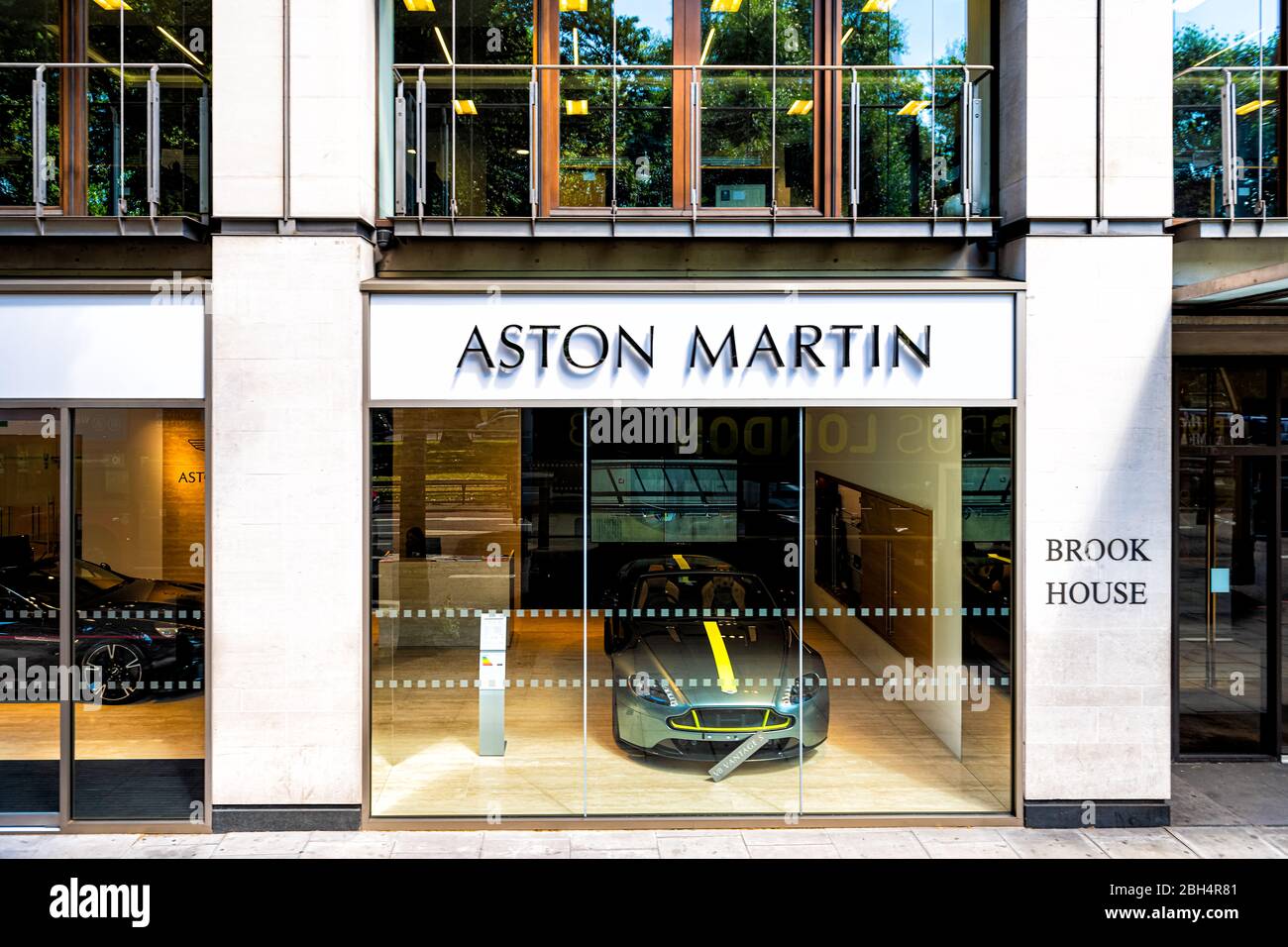 Londra, UK - 22 giugno 2018: Park Lane Street nel centro di Mayfair con negozio Stratstone Aston Martin e cartello con la casa Brook Foto Stock