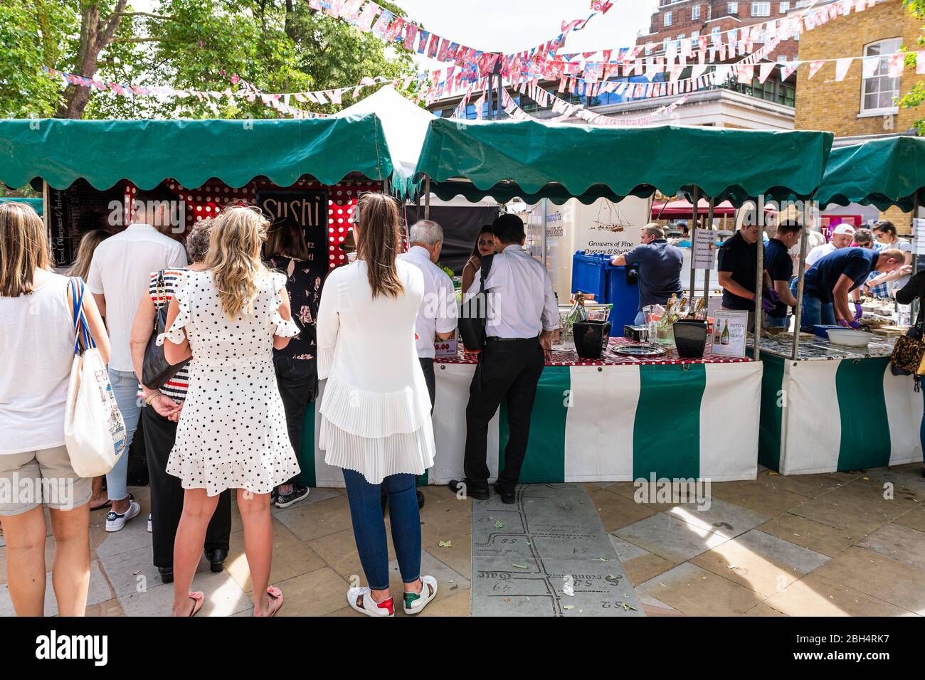 Londra, UK - 23 giugno 2018: I giovani in coda al mercato del cibo in strada nel fine settimana di Chelsea durante la giornata estiva Foto Stock