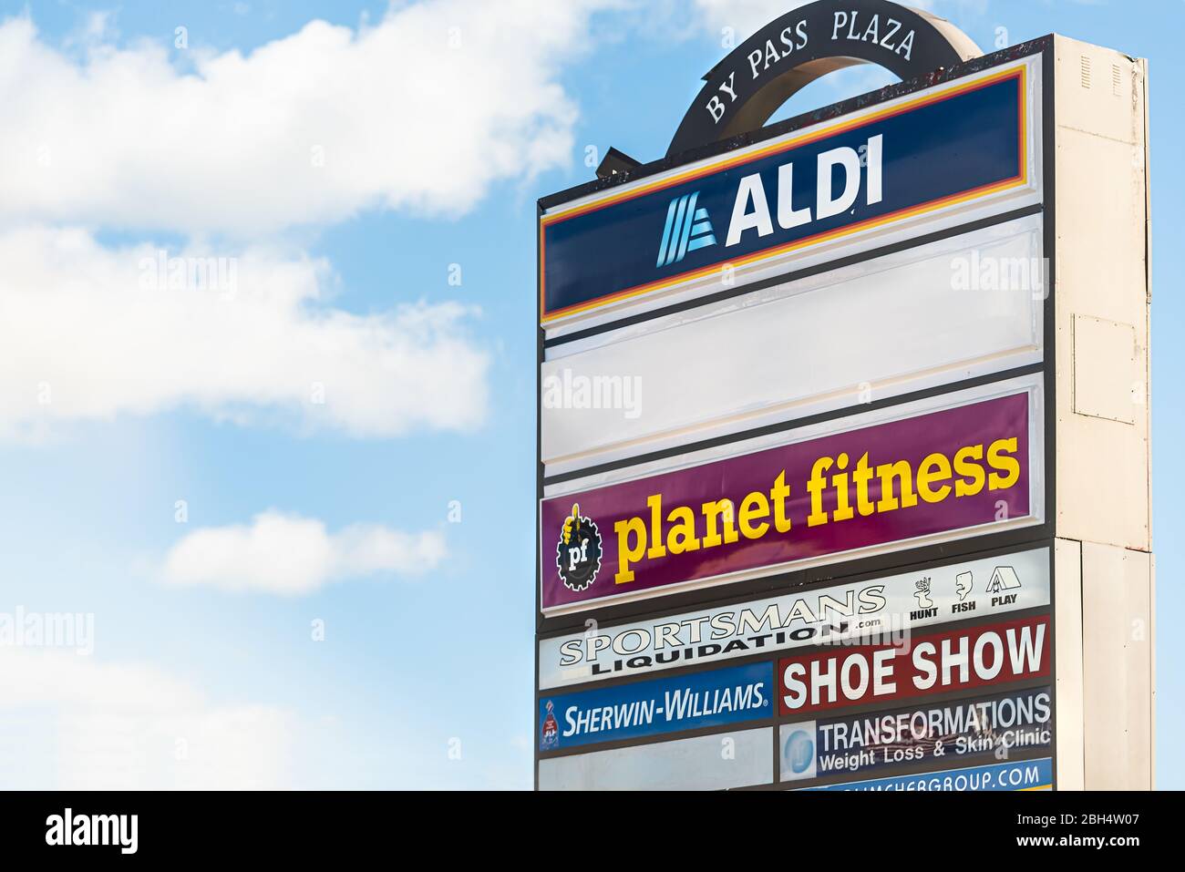 Beckley, USA - 17 ottobre 2019: Città durante il giorno con primo piano del cartello Strip Mall chiamato bypass plaza con negozio Aldi e fitness Planet Foto Stock