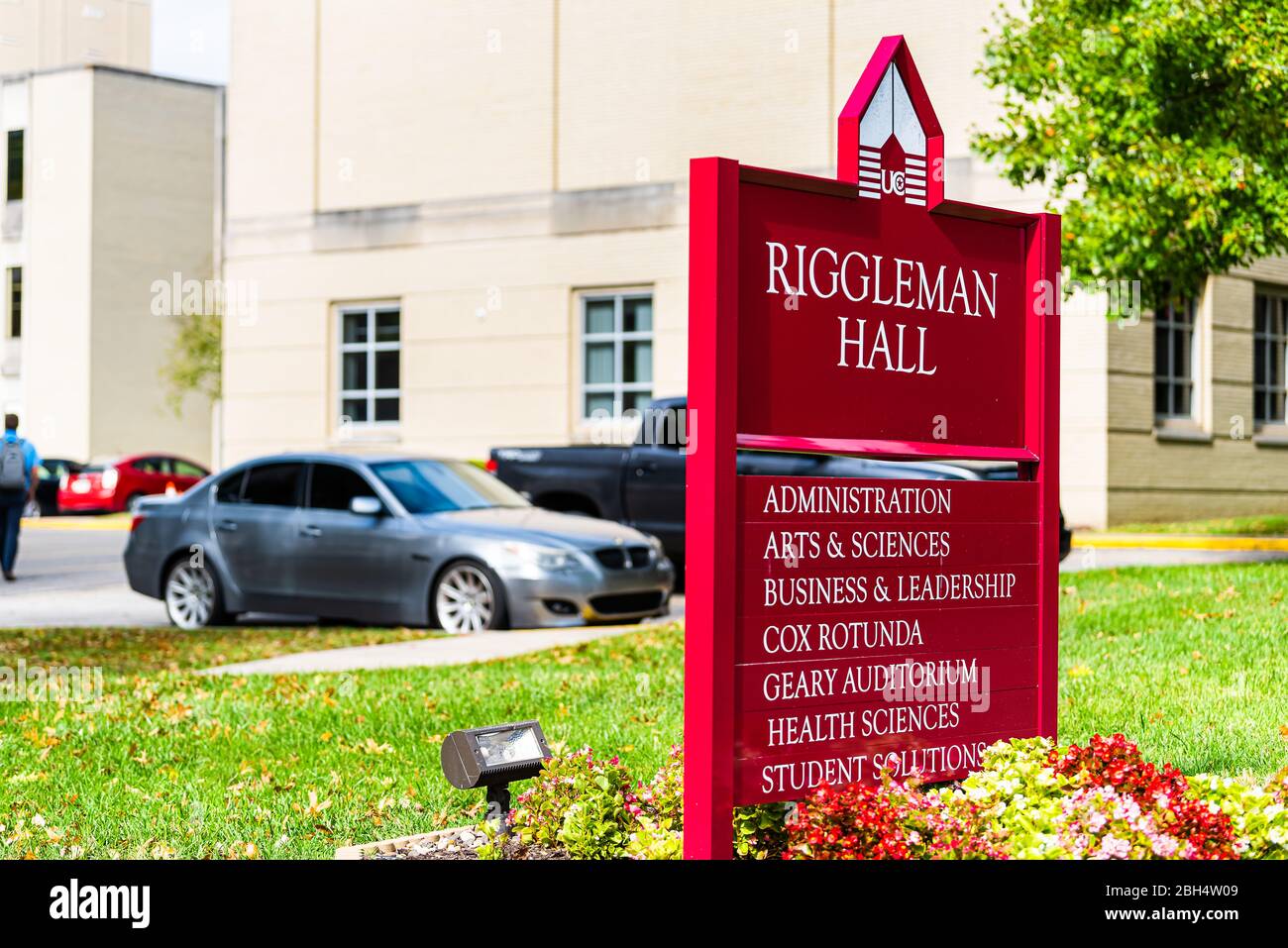 Charleston, USA - 17 ottobre 2019: Ingresso dell'università con indicazione di direzione nella capitale della Virginia Occidentale e centro di istruzione con la sala Riggleman Foto Stock