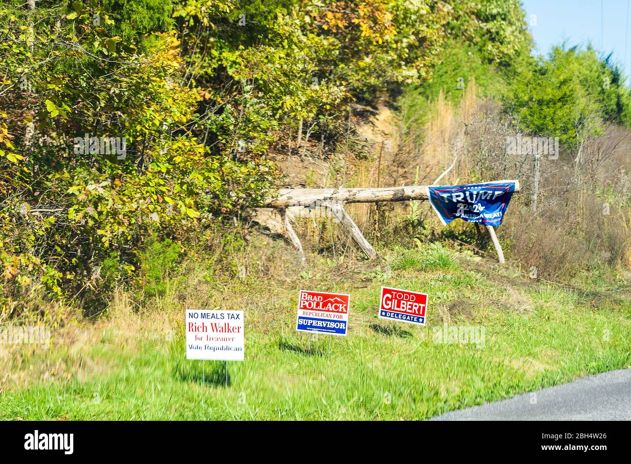 Quicksburg, USA - 18 ottobre 2019: Strada nella contea di Shenandoah, Virginia campagna con cartelli elettorali per i politici locali e Trump Foto Stock