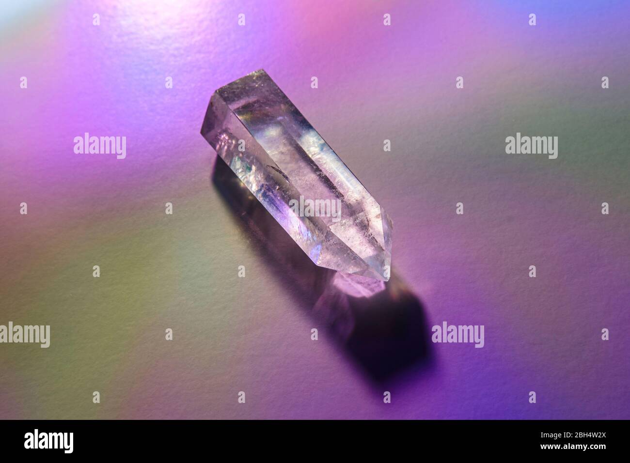 Cristallo di quarzo su sfondo viola Foto Stock