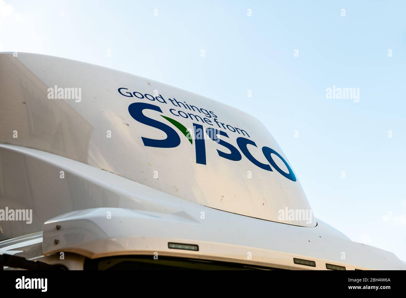 Hot Springs, USA - 18 ottobre 2019: Strada Virginia e closeup di Sysco camion con segno e logo messaggio isolato contro il cielo Foto Stock