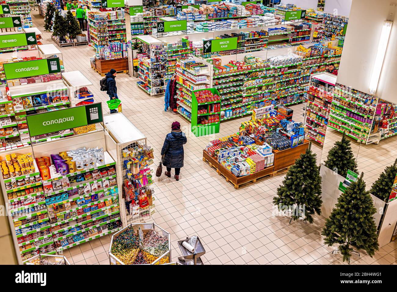 Rivne, Ucraina - 28 dicembre 2019: Alto angolo sopra la vista di interno negozio di alimentari chiamato Novus in Europa orientale paese con merci ucraine Foto Stock