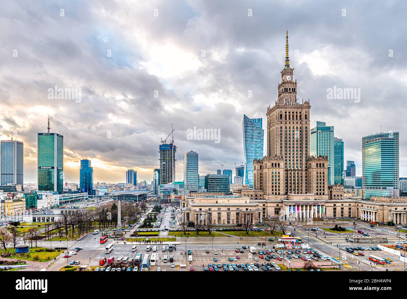 Varsavia, Polonia - 22 gennaio 2020: Vista panoramica aerea ad alta angolazione dello skyline della città di Warszawa con la stazione ferroviaria centralna e il palazzo della cultura A. Foto Stock
