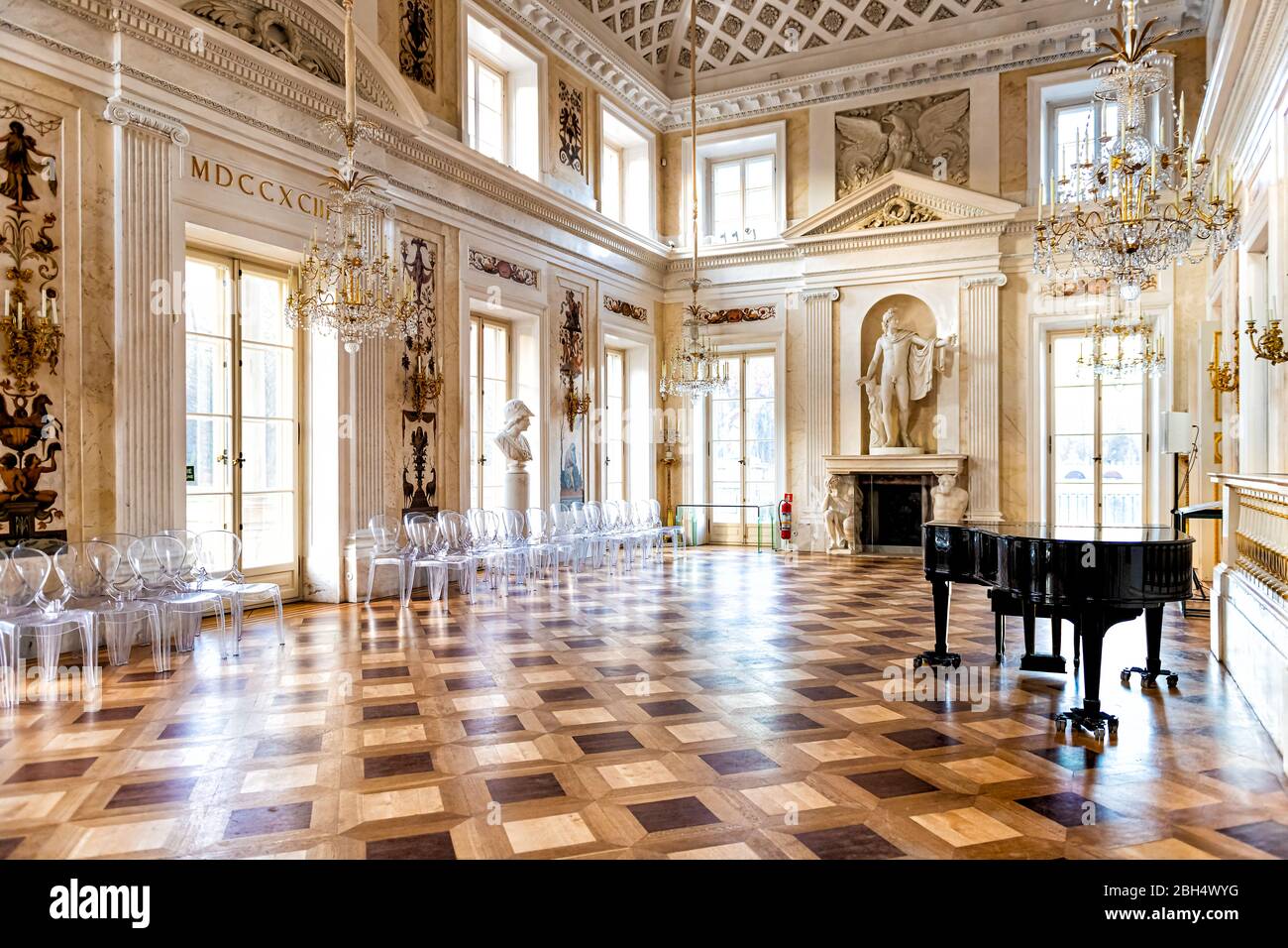 Varsavia, Polonia - 20 dicembre 2019: Grande interno del Palazzo sull'isola di Warszawa Lazienki o Royal Baths Park con lampada a lampadario, pavimento in legno A. Foto Stock