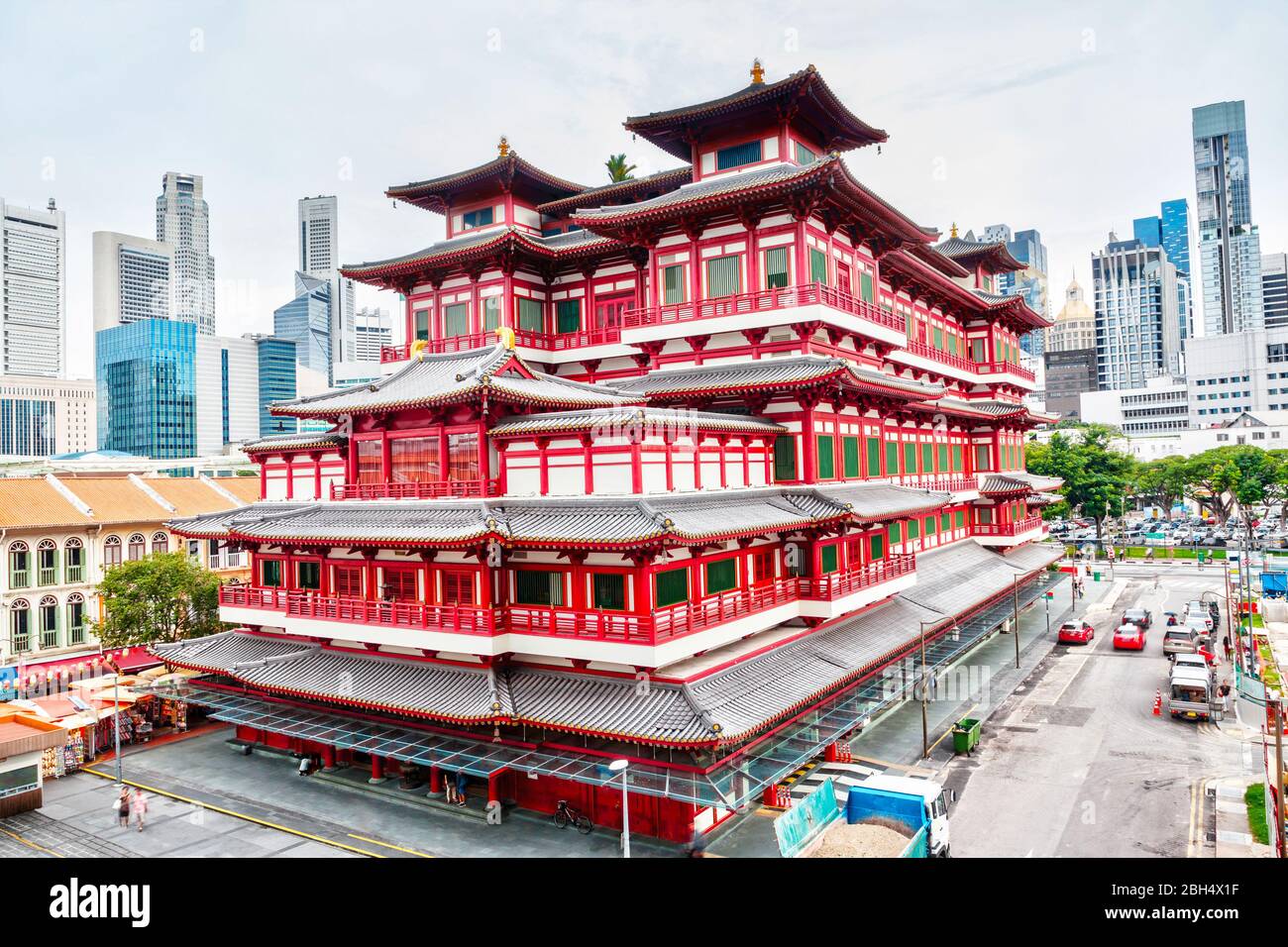 Singapore Chinatown con il Tempio Relico di Buddha Toothe in primo piano e il quartiere finanziario del centro citta' sullo sfondo. Foto Stock