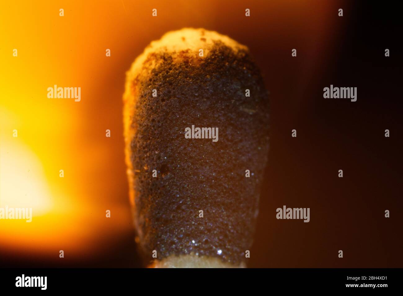 Corrispondenza in fiamme - concetto pericolo di incendio conoscenza dell'idea di capacità termica di accensione della fiamma Foto Stock